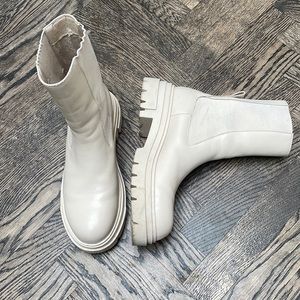 Size 39 cream chelsea boots Zara